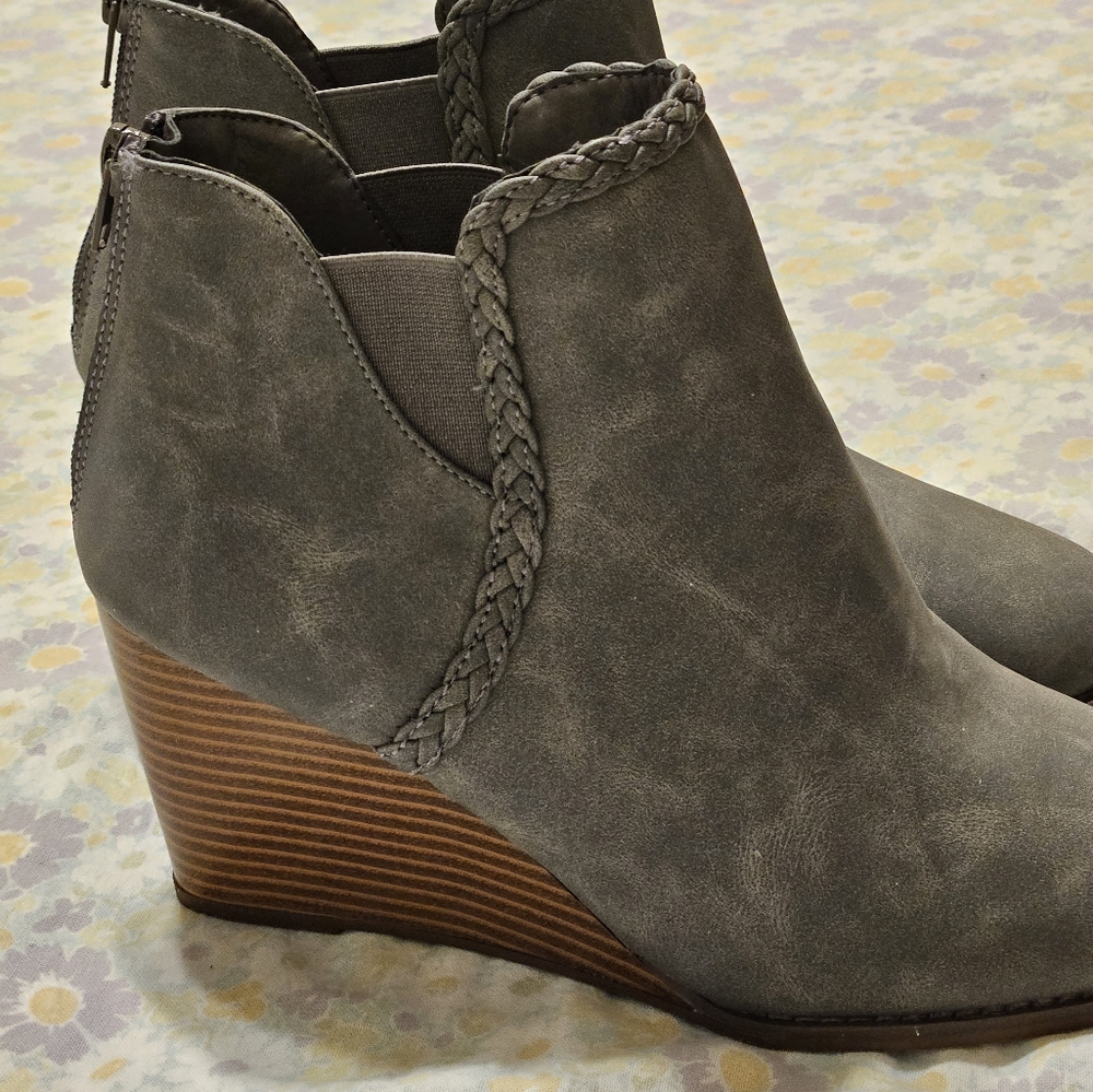 New Maurices gray Wedge heel boot size 10